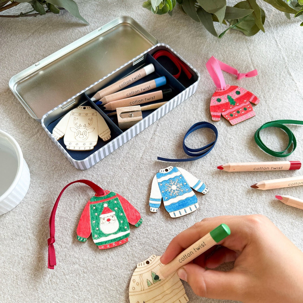 DIY-sett for barn med julegenser-anheng i tre, en gave til barnas pakkekalender