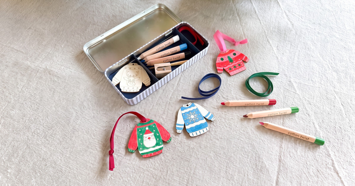 DIY-sett for barn med julegenser-anheng i tre, en gave til barnas pakkekalender