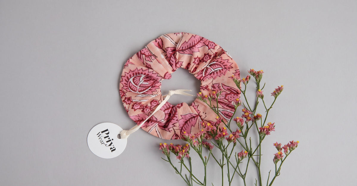 Hårscrunchie i økologisk bomull, en gave til pakkekalender til kjæresten