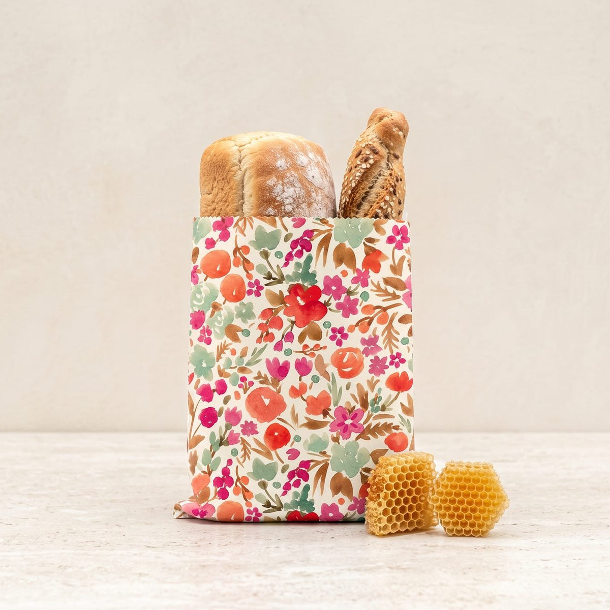 Brødpose XL med økologisk bivoks, Blossom Magic, fra Little Bee Fresh på lys kjøkkenbenk