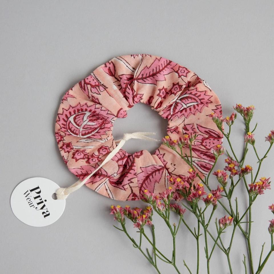 Hårscrunchie i økologisk bomull, en gave til pakkekalender til kjæresten