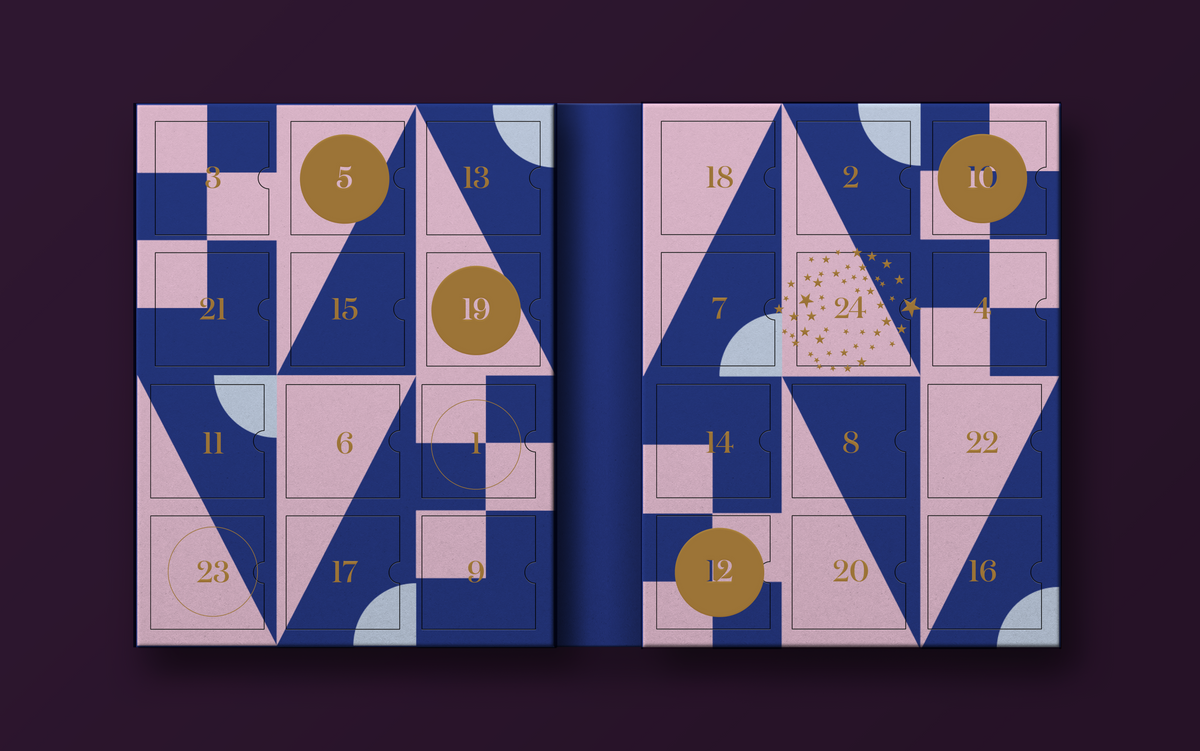Adventskalender 2026 Blue Hour fra Goodio Chocolate, åpnet med sjokoladebiter