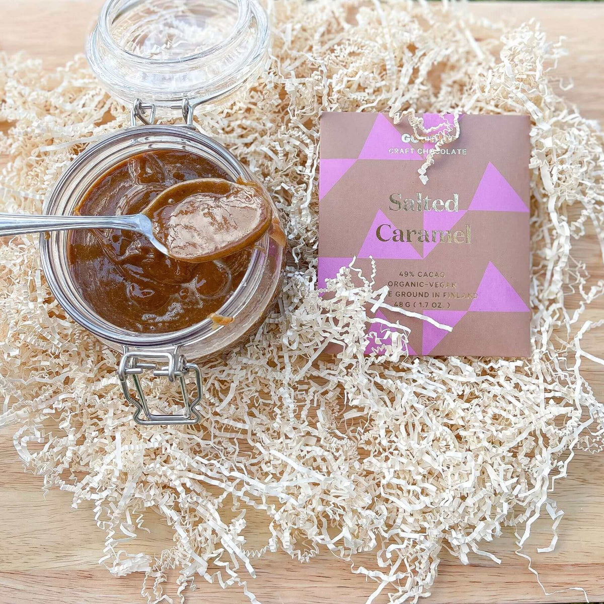 Økologisk Sjokolade Salted Caramel 49 % (48 g) fra Goodio Chocolate