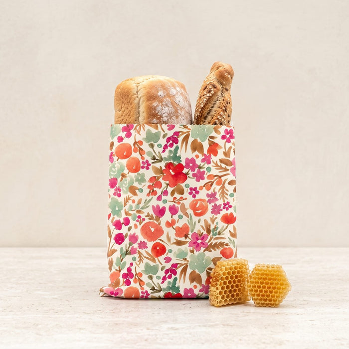 Brødpose XL med økologisk bivoks, Blossom Magic, fra Little Bee Fresh på lys kjøkkenbenk
